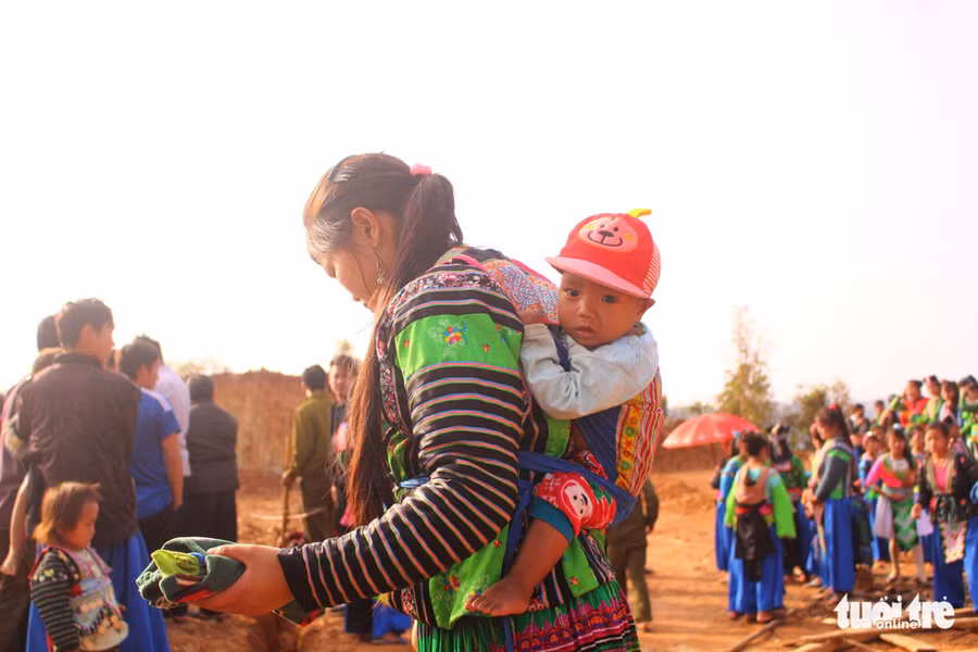  Em bé Mông trên lưng bà mẹ trẻ
