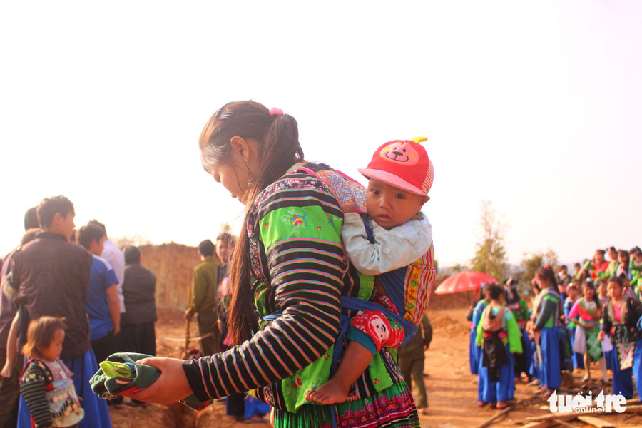  Em bé Mông trên lưng bà mẹ trẻ
