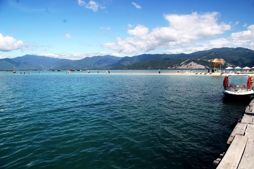 Con đường trên biển ở Điệp Sơn.