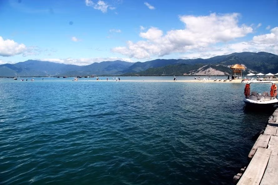 Con đường trên biển ở Điệp Sơn.