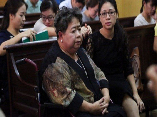 Bà Hứa Thị Phấn trong phiên tòa xử ông Phạm Công Danh giai đoạn 1. Bà Hứa Thị Phấn trong phiên tòa xử ông Phạm Công Danh giai đoạn 1.