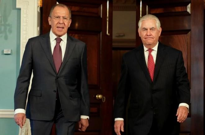  Ngoại trưởng Nga Sergei Lavrov và người đồng cấp Mỹ Rex Tillerson trong một cuộc gặp hồi tháng 5-2017. (Nguồn: Reuters)