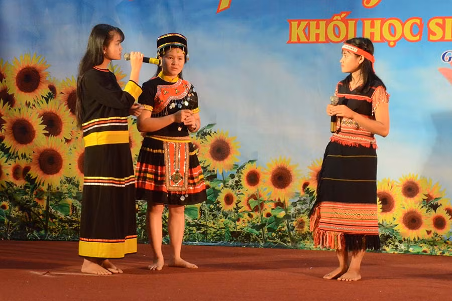  Các bạn học sinh Trường Phổ thông Dân tộc Nội trú tỉnh chuẩn bị công phu hoạt cảnh cho phần thi. Ảnh: P.L