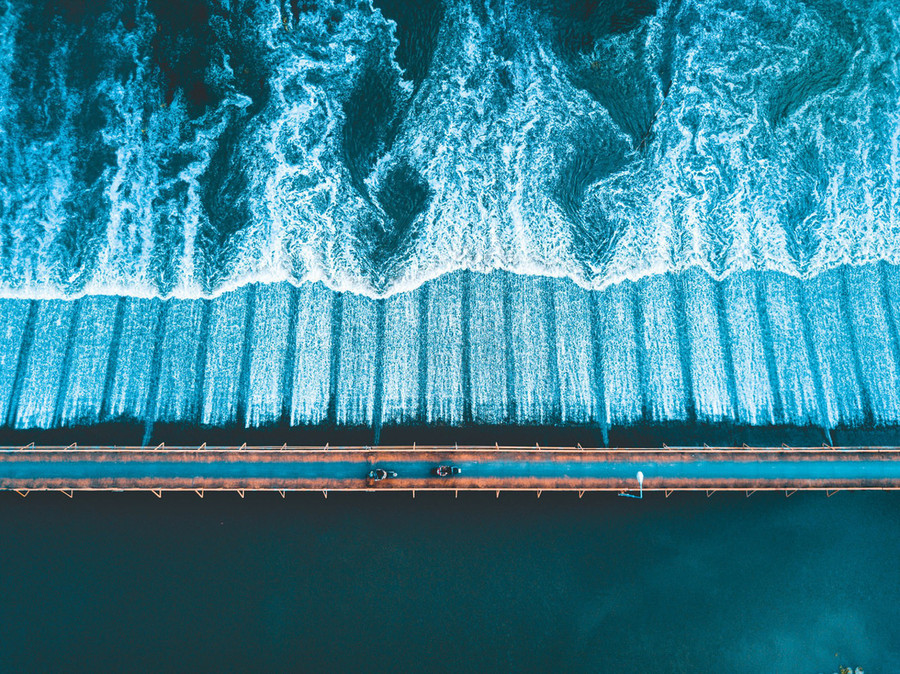 Nhiếp ảnh gia người Anh Tom Sweetman giành chiến thắng ở hạng mục "Ảnh từ trên cao" nhờ bức ảnh độc đáo về cảnh quan ở Chiang Mai, Thái Lan. Tom Sweetman chia sẻ bức ảnh được chụp ngay trước khi hoàng hôn buông xuống sông Ping ở Chiang Mai. Nhiếp ảnh gia người Anh Tom Sweetman giành chiến thắng ở hạng mục