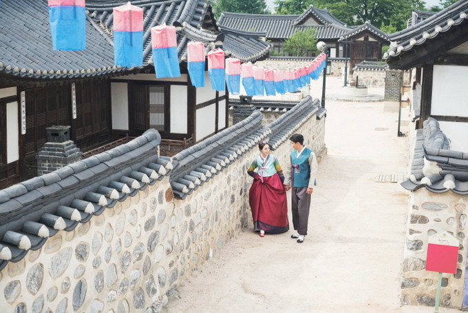 Làng cổ Hanok Namsangol là nơi tập trung những ngôi nhà cổ truyền thống đẹp nhất Hàn Quốc. Nằm ở phía nam núi Namsan, làng hiện còn bảo tồn nhiều nhà cổ Hanok từ thời Joseon với cảnh quan cổ kính, thanh bình thích hợp cho du khách dạo chơi. Làng còn có các hoạt động cho khách tham gia như tổ chức kết hôn truyền thống, làm bánh tteok, học về thiên văn, trải nghiệm nhuộm vải tự nhiên... Ảnh: visitkorea. 