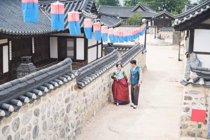 Làng cổ Hanok Namsangol là nơi tập trung những ngôi nhà cổ truyền thống đẹp nhất Hàn Quốc. Nằm ở phía nam núi Namsan, làng hiện còn bảo tồn nhiều nhà cổ Hanok từ thời Joseon với cảnh quan cổ kính, thanh bình thích hợp cho du khách dạo chơi. Làng còn có các hoạt động cho khách tham gia như tổ chức kết hôn truyền thống, làm bánh tteok, học về thiên văn, trải nghiệm nhuộm vải tự nhiên... Ảnh: visitkorea. 