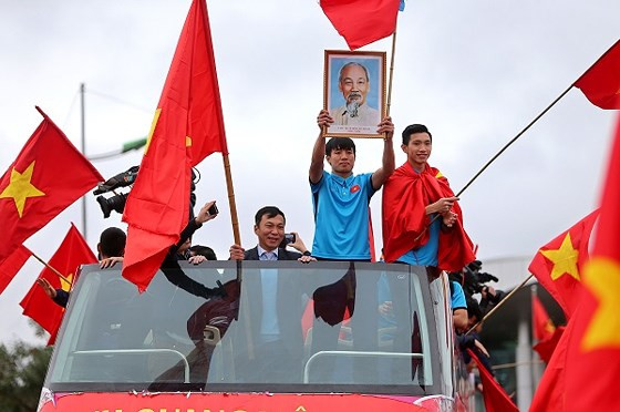 Các tuyển thủ hạnh phúc trong ngày về.