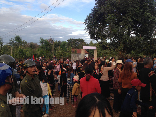 Hàng ngàn bà con xã Cư Suê chào đón tân hoa hậu