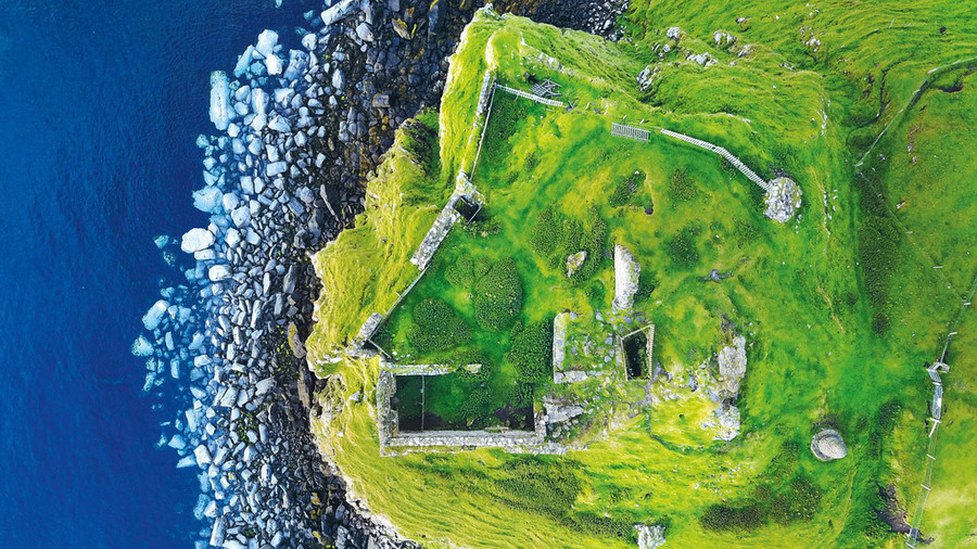 Một bức ảnh đẹp trong danh mục " Ảnh từ trên cao" của Laura Daly chụp tại đảo Isle of Skye ở Scotland. Một bức ảnh đẹp trong danh mục