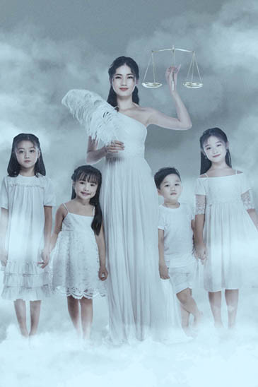 Thanh Tú (giữa) hóa thân thành 