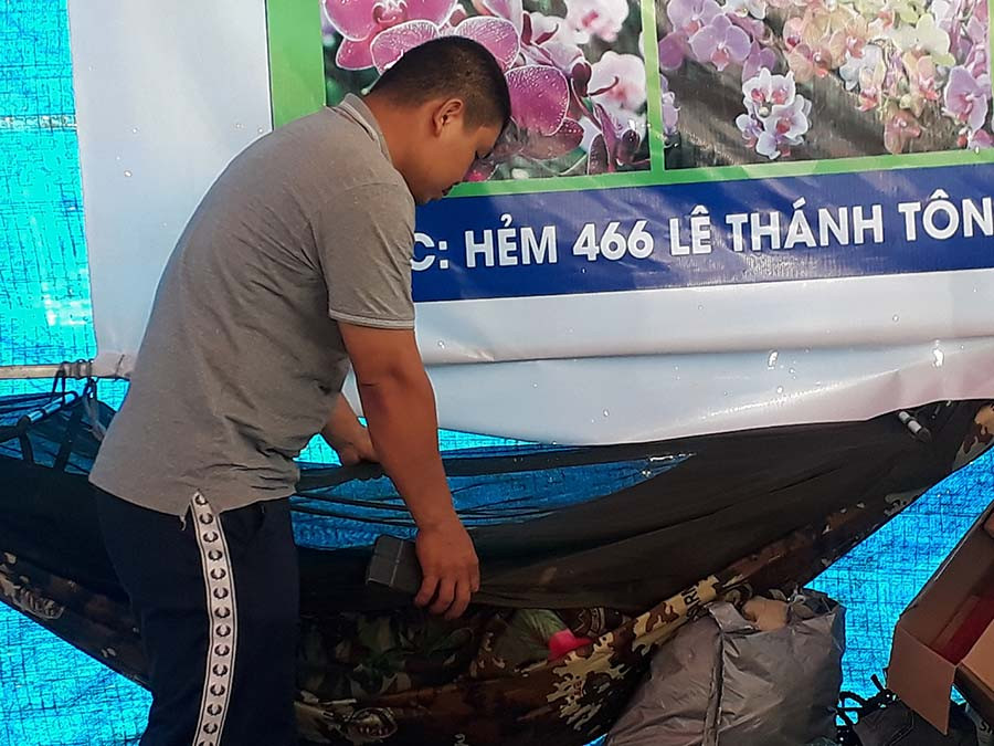    Anh Võ Chí Công may mắn thoát những nhát dao chí mạng từ nhóm trộm. Ảnh: N.T