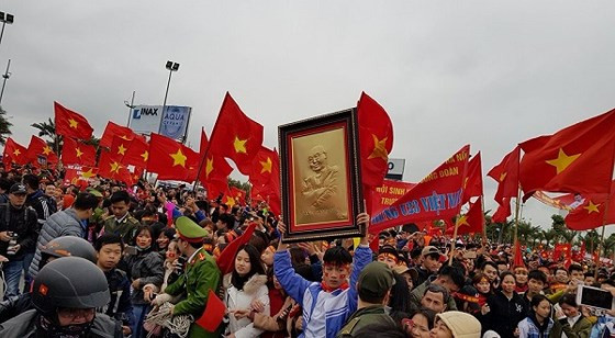  Người hâm mộ với cờ hoa, bang-rôn chào đón đội ở sân bay