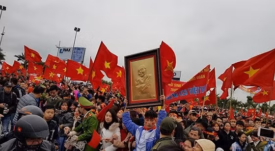 Người hâm mộ với cờ hoa, bang-rôn chào đón đội ở sân bay Người hâm mộ với cờ hoa, bang-rôn chào đón đội ở sân bay