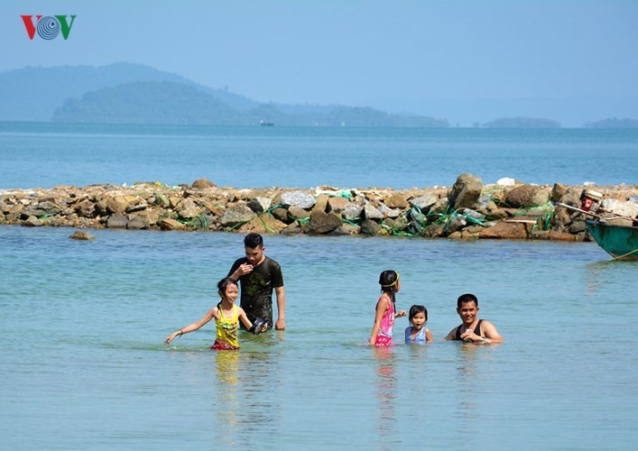 Thời gian gần đây, du khách tìm đến với đảo Hải Tặc ngày càng nhiều.