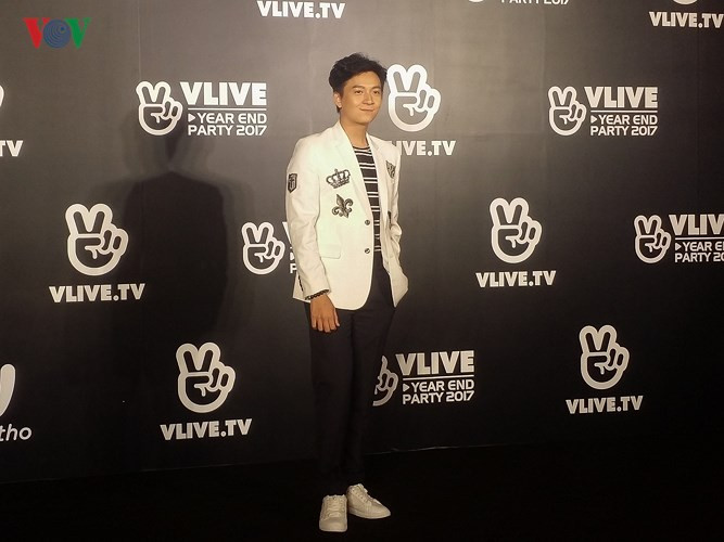 Thảm đỏ còn có sự tham gia của: nam ca sĩ Ngô Kiến Huy,