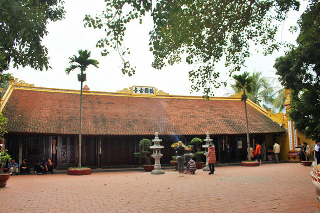 Giống hầu hết những ngôi chùa khác ở Việt Nam, chùa Trấn Quốc được xây dựng theo trình tự và nguyên tắc của Phật giáo. Chùa gồm nhiều lớp nhà với ba ngôi chính là Tiền đường, Nhà thiêu hương và Thượng điện, nối thành hình chữ Công. Trên cửa chùa vẫn còn hiện lên ba chữ “Phương Tiện môn” và cả hai câu đối được viết bằng chữ Nôm đẹp mắt.