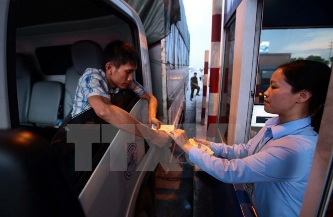 Lái xe trả tiền mua vé tại trạm thu phí BOT số 1, Quốc lộ 5 huyện Văn Lâm. Lái xe trả tiền mua vé tại trạm thu phí BOT số 1, Quốc lộ 5 huyện Văn Lâm.