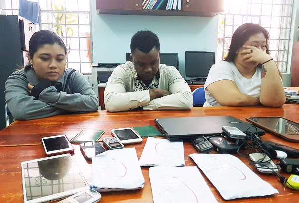 Sylvester cùng Trâm và Thủy tại cơ quan công an.