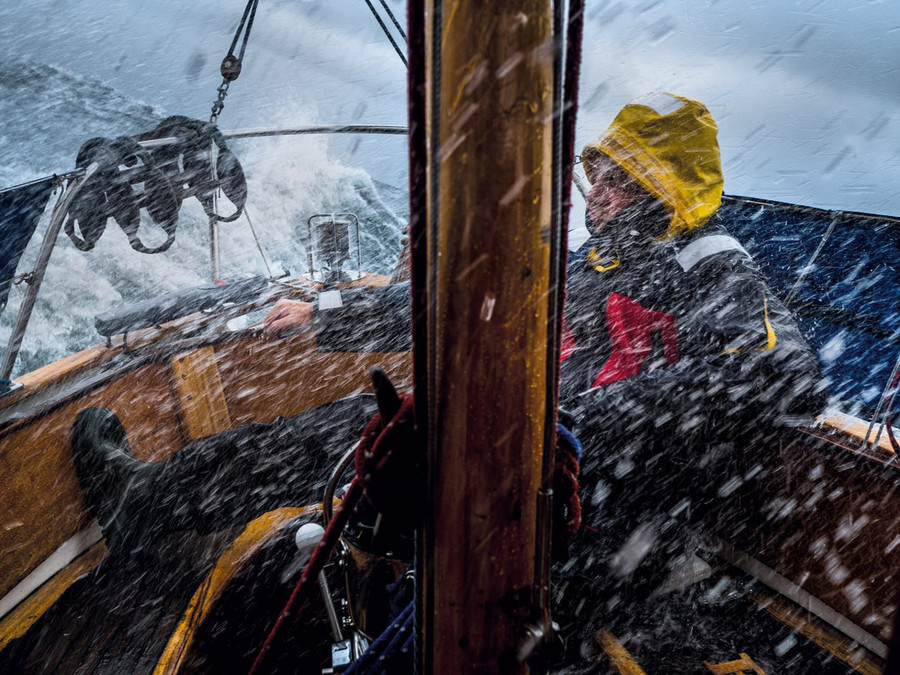 Người chiến thắng trong danh mục "Cuộc sống phiêu lưu" là Mikolaj Nowacki. Bức ảnh của Nowacki ghi lại cảnh một người đi thuyền đánh cá trên biển Baltic. Đó là một ngày đầy gió bão, nhưng ngư dân có hơn 40 năm kinh nghiệm đi thuyền buồm trên biển này vẫn hoàn toàn bình tĩnh điều khiển thuyền của mình. Ban tổ chức cuộc thi chọn ra 150 tác phẩm xuất sắc nhất xuất bản trong cuốn sách ảnh vào tháng 3 tới. Tác phẩm chiến thắng chung cuộc được lựa chọn từ những bức hình xuất sắc nhất và được công bố trên sân khấu tại Triển lãm Nhiếp ảnh NEC, Birmingham, vào ngày 17-4. Người chiến thắng trong danh mục