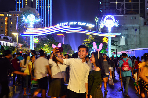 Những cặp đôi luôn muốn cùng nắm tay nhau đếm ngược thời khắc chuyển giao và đón năm mới