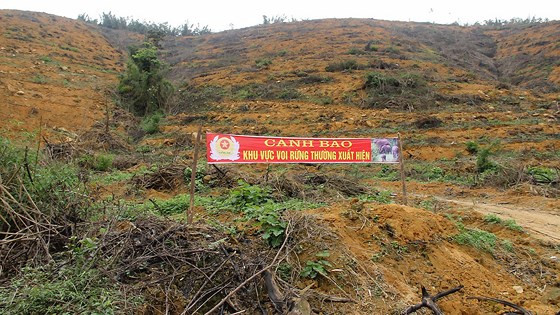 Biển cảnh báo được giăng lên để cảnh báo người dân về voi rừng. Biển cảnh báo được giăng lên để cảnh báo người dân về voi rừng.