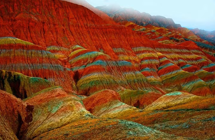 Địa hình trông rất giống với địa hình núi đá vôi, hình thành ở các khu vực bị lấn át bởi đá vôi, nhưng vì các loại đá tạo thành Danxia là đá cát, qua quá trình tích tụ chúng được gọi là các địa hình 