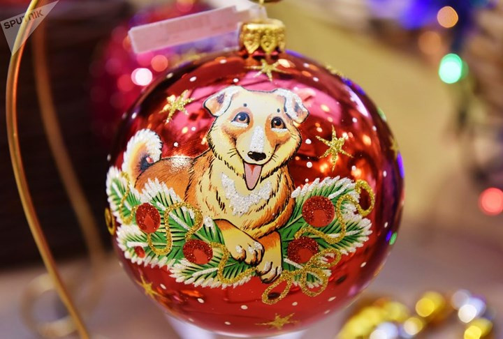  Đồ trang trí cây thông hình chú chó vàng tại một cửa tiệm ở Moscow, Nga.