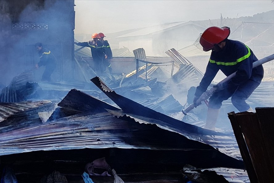 Lực lượng cứu hộ dập tắt đám cháy. Lực lượng cứu hộ dập tắt đám cháy.