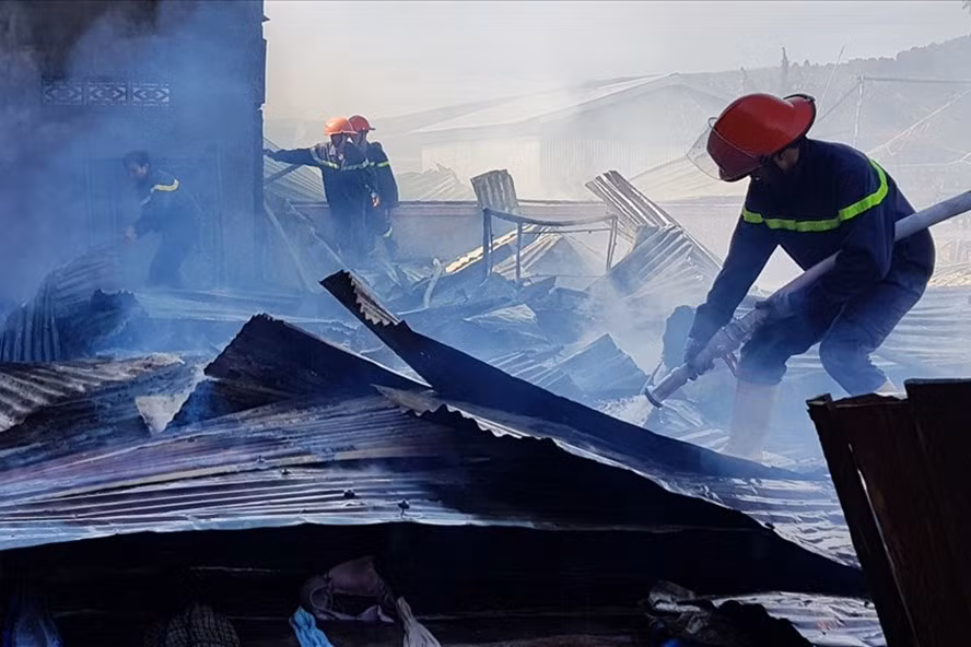 Lực lượng cứu hộ dập tắt đám cháy.