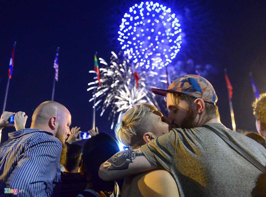 Đúng thời khắc 0 giờ ngày 1/1/2018, pháo nhiều màu sắc bắn lên rực sáng sông Sài Gòn, hàng trăm người trao nhau nụ hôn nồng nàn trong đó có nhiều du khách quốc tế.