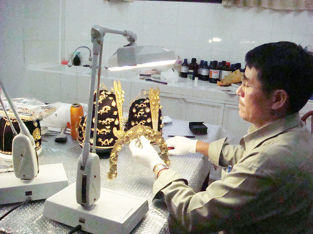 Ông Vũ Kim Lộc say sưa phục hồi mấy chiếc mũ mã vĩ của các vua triều Nguyễn - Ảnh: nhân vật cung cấp