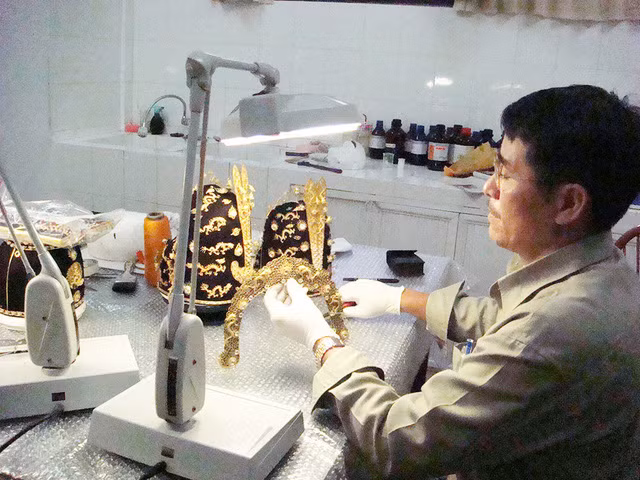 Ông Vũ Kim Lộc say sưa phục hồi mấy chiếc mũ mã vĩ của các vua triều Nguyễn - Ảnh: nhân vật cung cấp