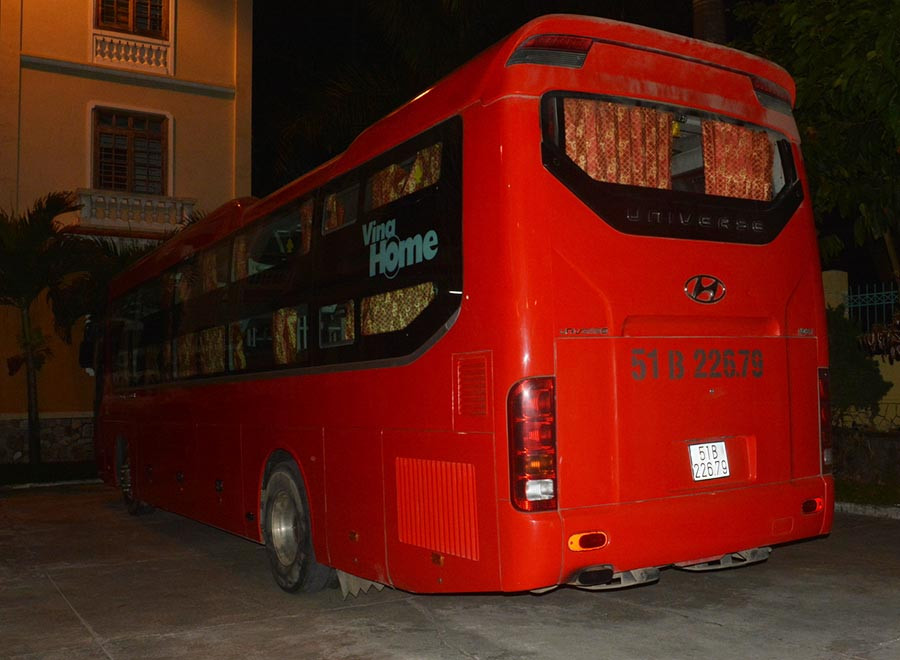 Chiếc xe khách BKS 51B-226.79 được đưa về trụ sở Công an thành phố Pleiku. Ảnh: Ô Châu