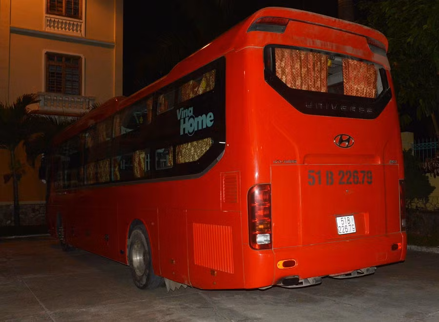 Chiếc xe khách BKS 51B-226.79 được đưa về trụ sở Công an thành phố Pleiku. Ảnh: Ô Châu