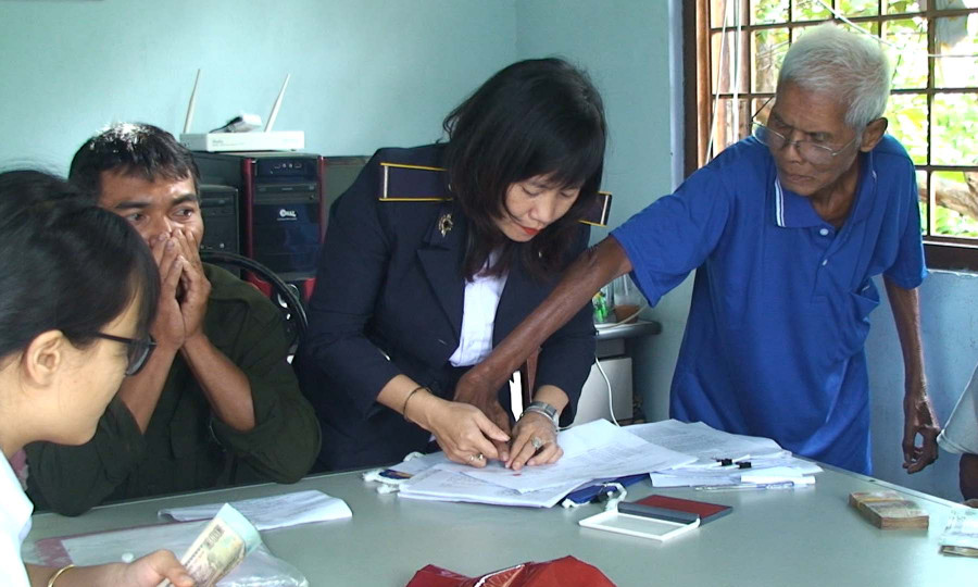 Cấp tiền hỗ trợ bò bệnh LMLM. Ảnh: Ái Nghĩa