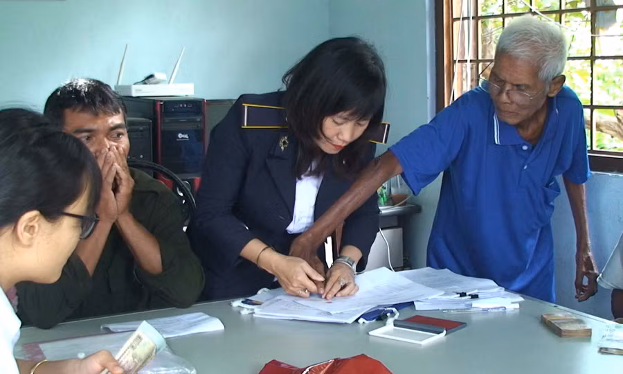 Cấp tiền hỗ trợ bò bệnh LMLM. Ảnh: Ái Nghĩa