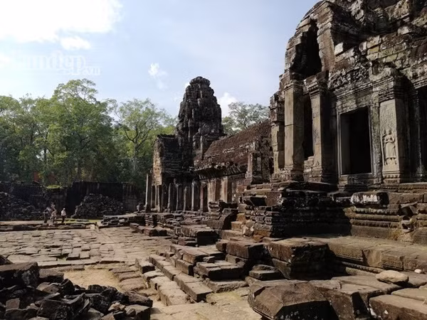 Angkor Thom được xây dựng từ cuối thế kỷ thứ 12 dưới triều đại vua Jayavarman VII. Angkor Thom được xây dựng từ cuối thế kỷ thứ 12 dưới triều đại vua Jayavarman VII.