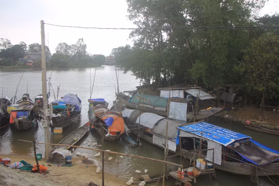 Một góc xóm vạn chài Thủy Phú.