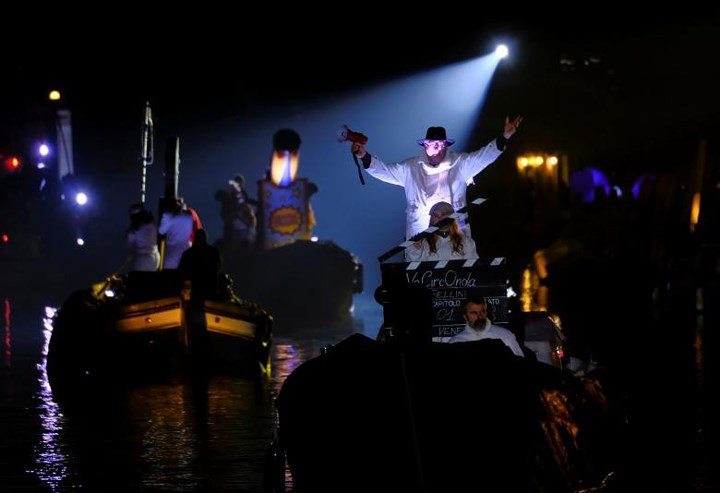 Các tiết mục nghệ thuật diễn ra thâu đêm suốt sáng trong thời gian diễn ra lễ hội.