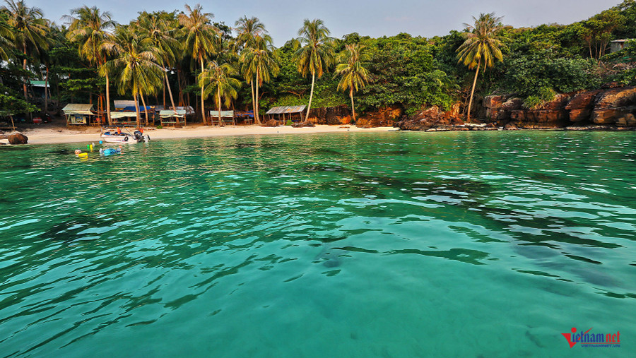 Hòn Móng Tay với làn nước xanh trong lạ thường, cát trắng mịn hấp dẫn rất nhiều du khách, đặc biệt du khách ngoại quốc.