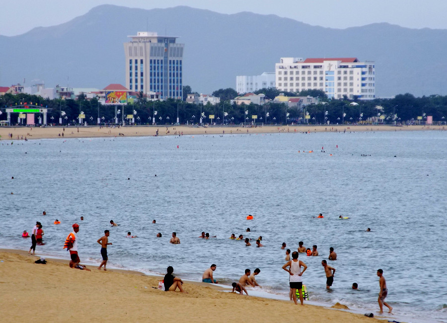 Nước biển sạch, trong, biển nông là địa điểm tắm biển tuyệt vời