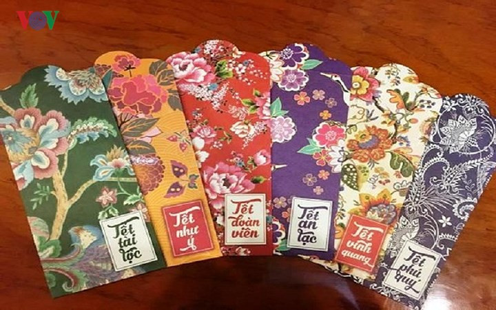 Giá bao lì xì "made in Vietnam" này có giá khá bình dân. Một tệp lì xì gồm 8 chiếc dao động từ 15.000-40.000 đồng. Giá bao lì xì