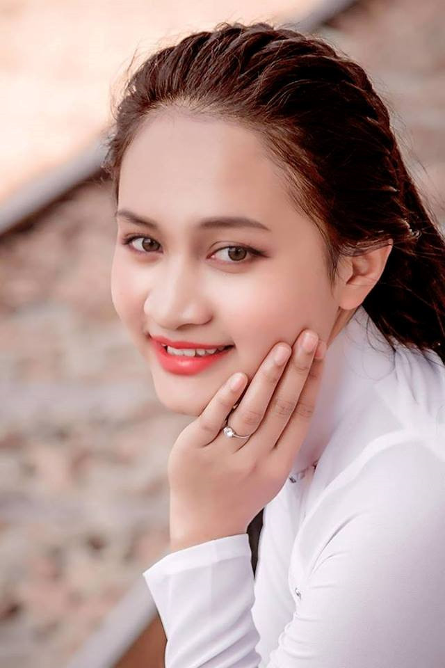 Nữ sinh viên Touneh Êmira.