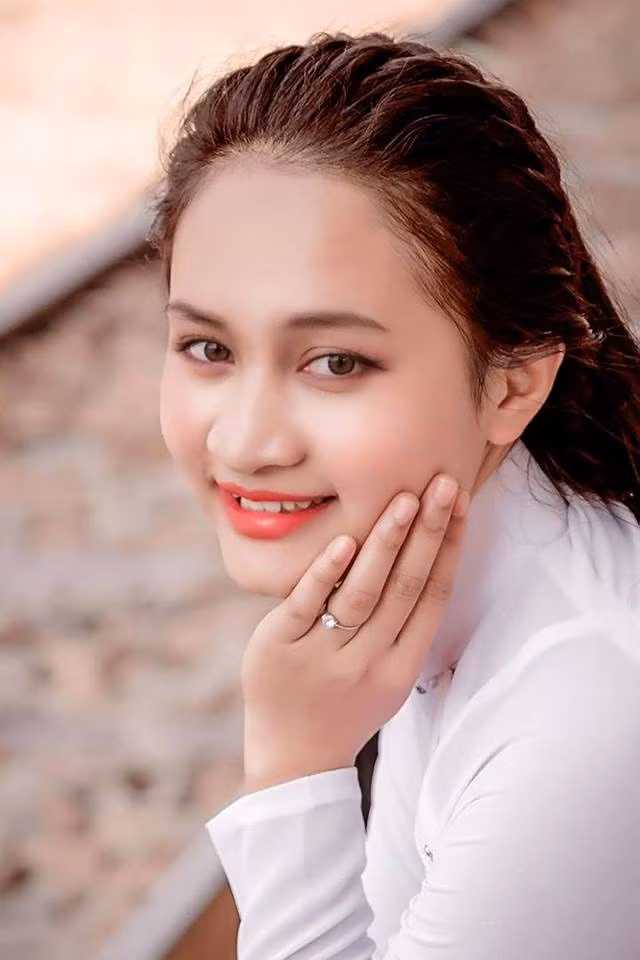 Nữ sinh viên Touneh Êmira.