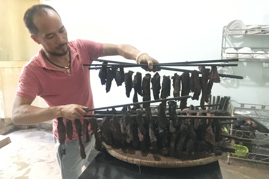 Anh Hồ Việt làm món thịt hun khói. Ảnh: T.T