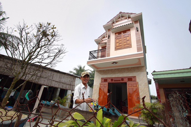 Căn nhà khang trang hơn 800 triệu đồng giữa xóm biển thôn Tân An của ông Nguyễn Văn Năm (56 tuổi). Ông Năm có hai con trai đi tàu cá Hàn Quốc hơn 5 năm. Căn nhà khang trang hơn 800 triệu đồng giữa xóm biển thôn Tân An của ông Nguyễn Văn Năm (56 tuổi). Ông Năm có hai con trai đi tàu cá Hàn Quốc hơn 5 năm.