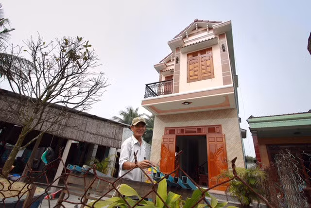 Căn nhà khang trang hơn 800 triệu đồng giữa xóm biển thôn Tân An của ông Nguyễn Văn Năm (56 tuổi). Ông Năm có hai con trai đi tàu cá Hàn Quốc hơn 5 năm.