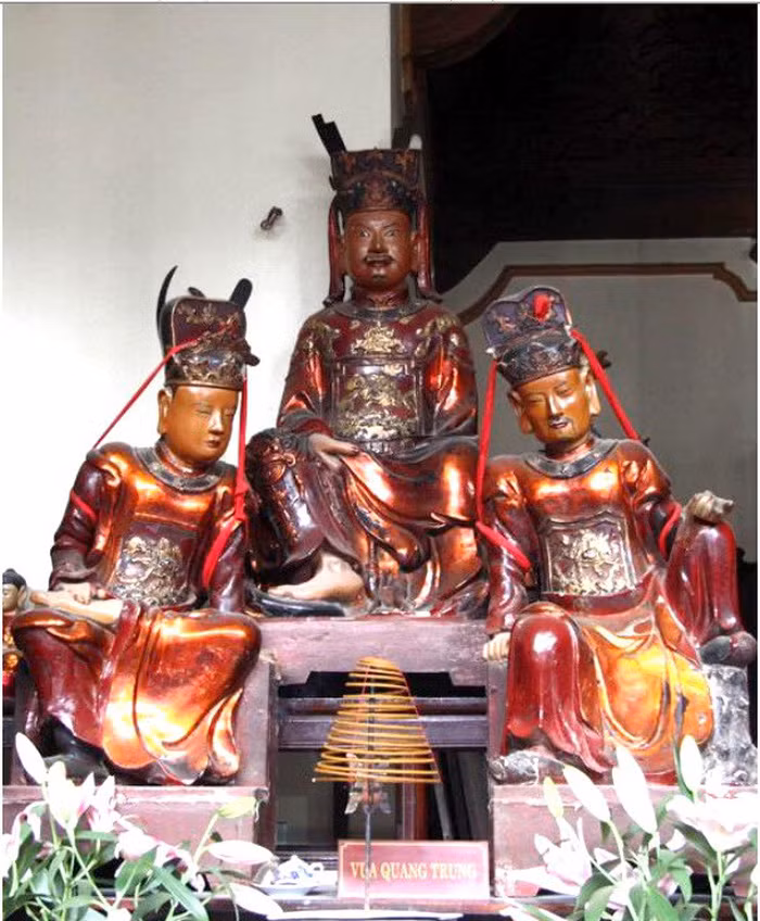 Bức tượng tại chùa Bộc có ghi chú Vua Quang Trung nhưng vẫn còn ý kiến khác nhau.