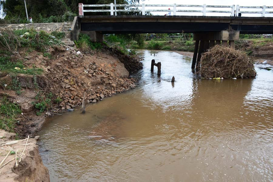Bờ suối Ia Sol bị sạt lở nghiêm trọng đe dọa an toàn mố cầu Ia Hiao trên quốc lộ 25. Ảnh: Đ.P