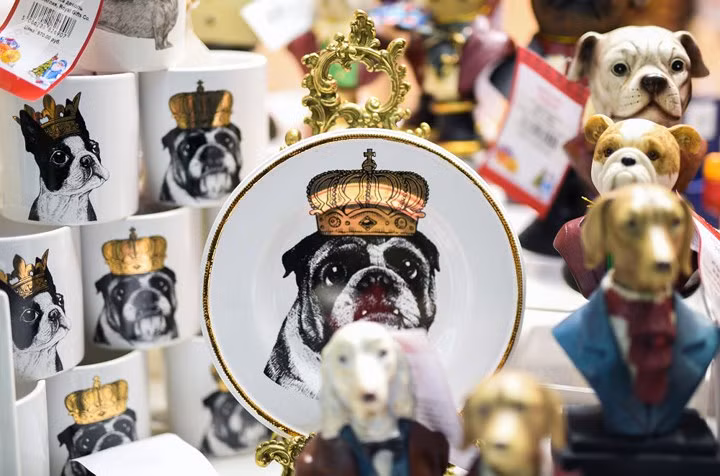 Món đồ trang trí hình chú chó cùng màu vàng - biểu tượng may mắn của năm 2018.